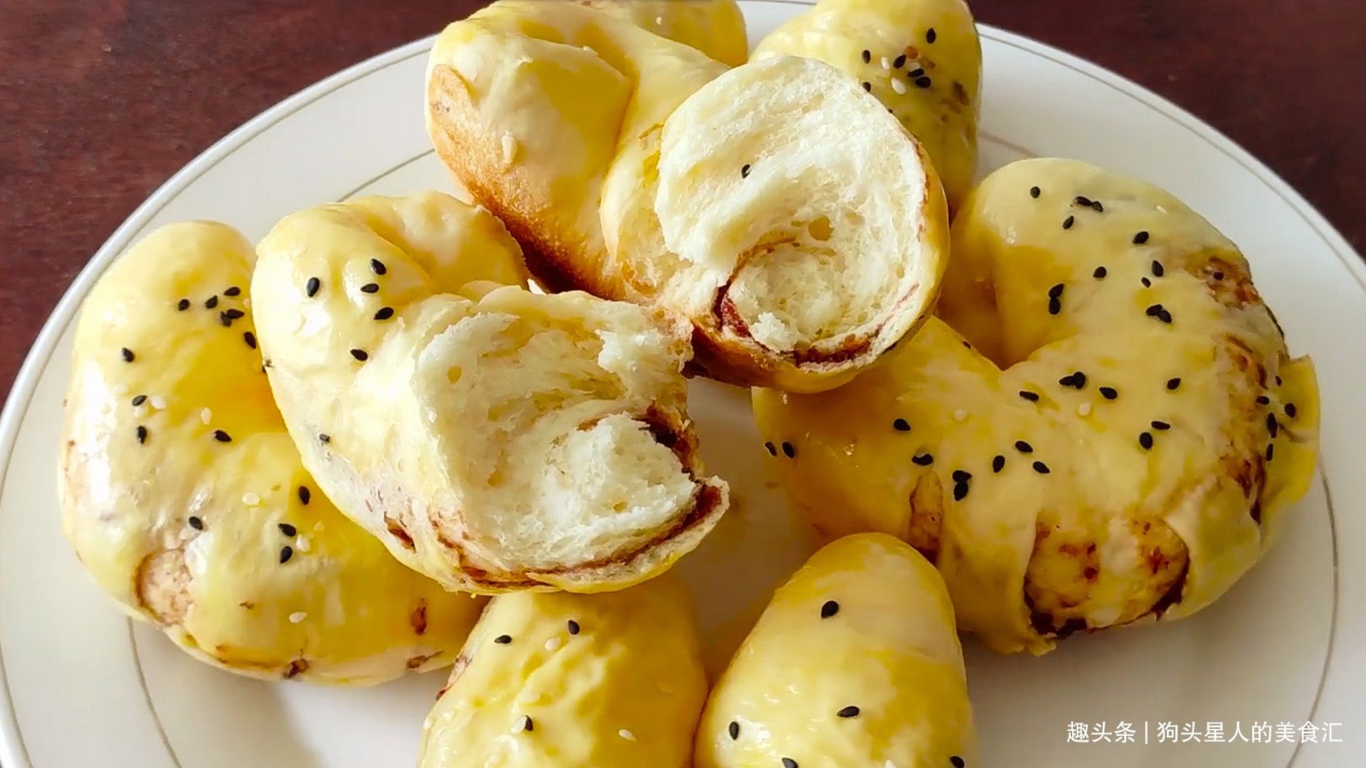 面粉不要做包子馒头了,教你新做法,不蒸也不烤,上桌就扫光