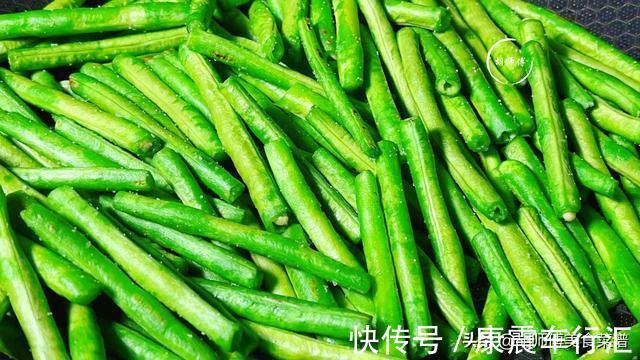 炒豆角,有人焯水,有人过油,都不对!教您一招,不发黄还更入味