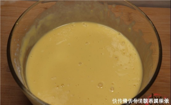 做蛋糕时,不用电饭锅和烤箱,大厨教你一招,一个平底锅就全搞定