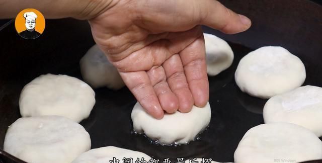 天冷了多吃萝卜馅饼,皮薄馅大不破皮,百吃不厌,凉了也不硬