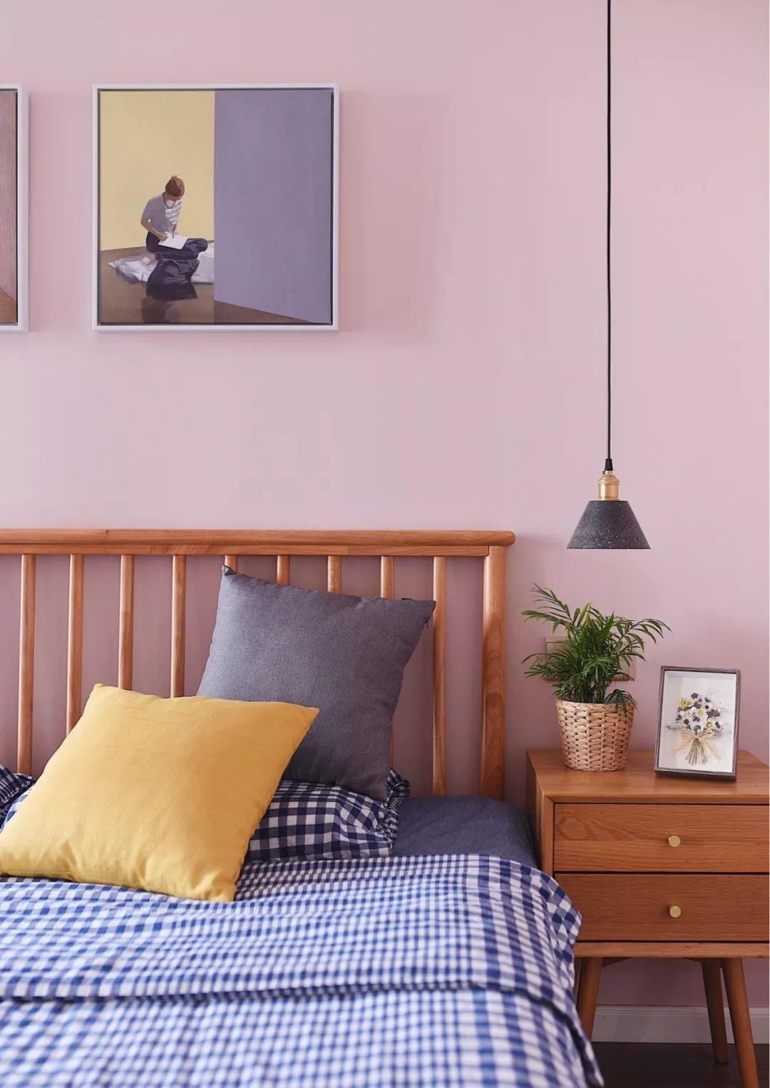 床头柜|卧室太小放不下床头柜?学学人家这样设计,比床头柜还实用!