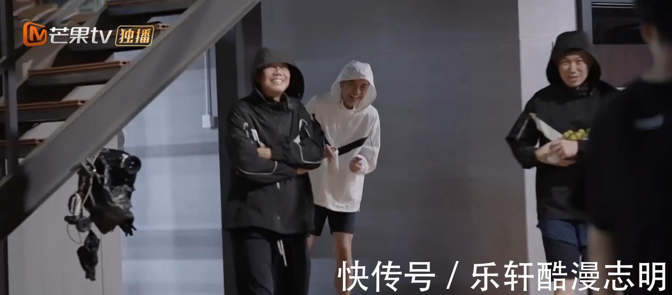 《披荆斩棘》陈小春化身摇滚老炮儿，游乐园表演舞台，惊喜连连！