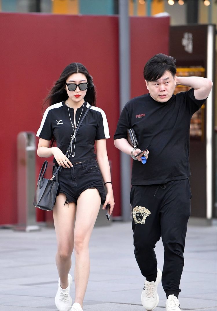 时尚|街拍:对于这些时尚又爱美的姑娘来说,怎么能少得了连衣裙