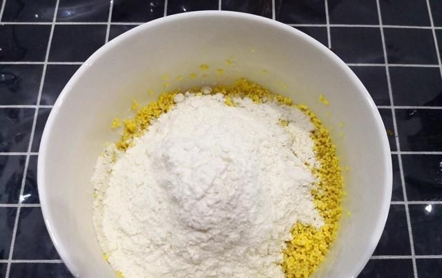 熬粥|小米别只会熬粥了,加碗面粉,教你做小米锅巴,焦香酥脆,无添加