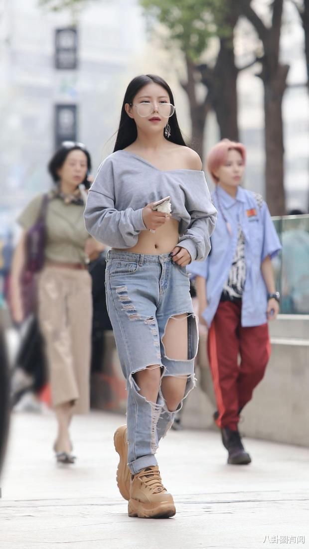 破牛仔裤配上肚脐衬衫，不是普通的潮，而是令人感冒引人注目的美
