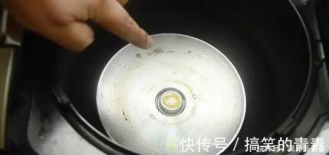 饭锅|电饭锅一地方不洗,等于吃细菌,教你用一个方法,洗得干净还放心