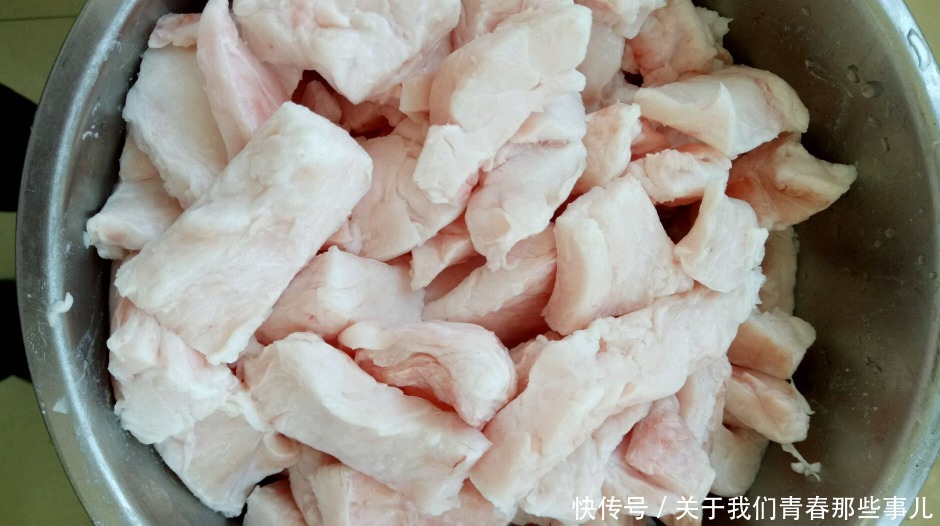 洁白|熬猪油时,只会加盐还不够!多加3样,猪油洁白香浓,放1年不会坏