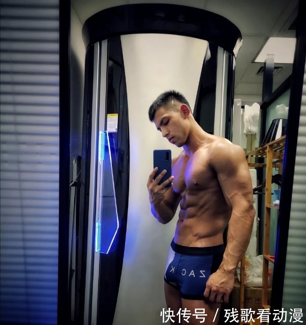 荷尔蒙|漫展黝黑筋肉男火了短发天菜体育生小钢砲,这身腱子肉绝了