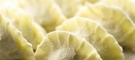 饺子包好后,直接放冰箱就“坏”了,这么做,饺子不开裂不粘连