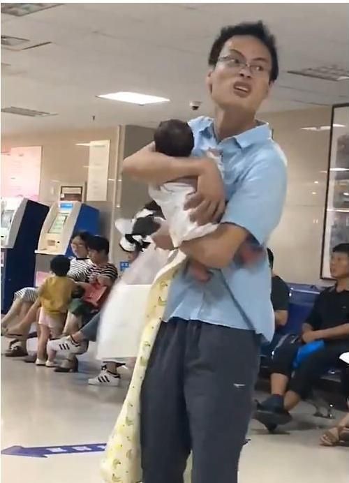想笑|“人贩子爸爸”走红，抱着亲生儿子如同偷娃，慌张神情令人想笑