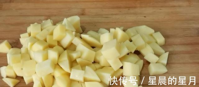 叶子|土豆用这种方法做,外酥里软,美味可口,既可以是菜也可以当零食!