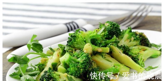 植物油|炒西兰花时，有人先焯水，有人直接炒，都不对，教你正确做法！