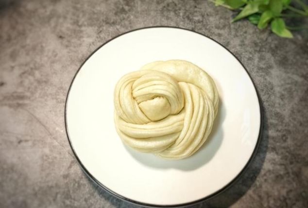 朋友圈这个面食火了,有面粉就能做,不用发面,各个暄软,零失败