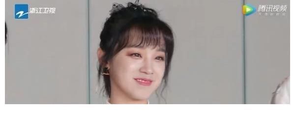 b《奔跑吧》宋雨琦和baby穿同款裙子，坐姿对比，谁是女汉子很明显