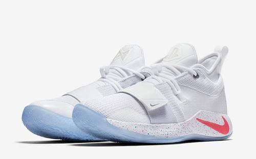 耐克PG 2.5联名索尼篮球鞋，最大的亮点依然是呼吸灯！