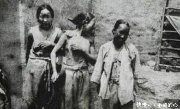 女子|清末罕见的老照片穷家的女子衣不蔽体,“富二代”的少爷刚过门的幼妾