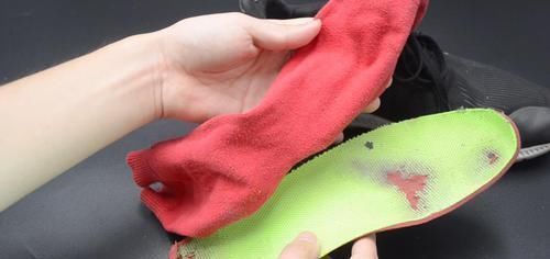 把袜子套在鞋垫上,真是太厉害了,一年能省几百元,看完涨知识了