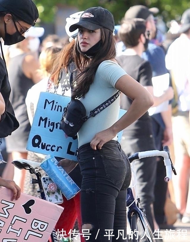 街头最靓丽的辣妈,把牛仔裤穿这么合身,你们心动了没