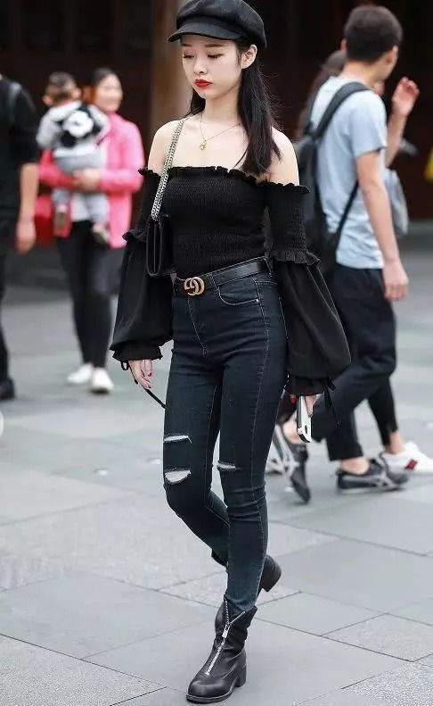 牛仔裤休闲又不失气质，简约又好看，充满着青春的时尚感