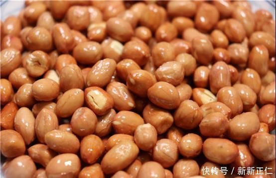 炒花生米时，千万不要只放油，关键这一步，花生米又香又脆不返潮