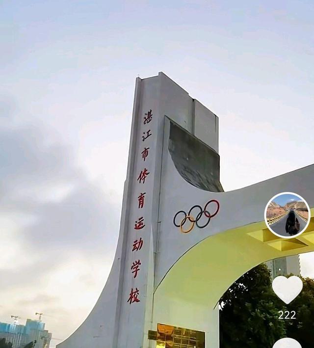 全红婵|全红婵母校大变样!阔气校门显得气势宏伟,校门口一片热闹景象