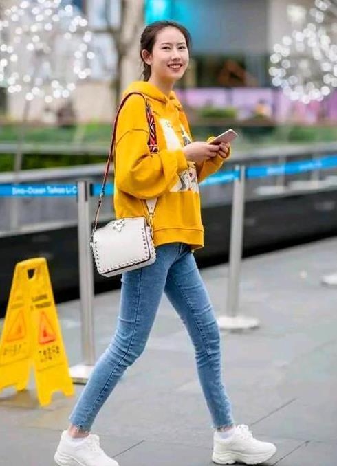 街拍有点酷酷的小美女,大大的墨镜,时尚又靓丽