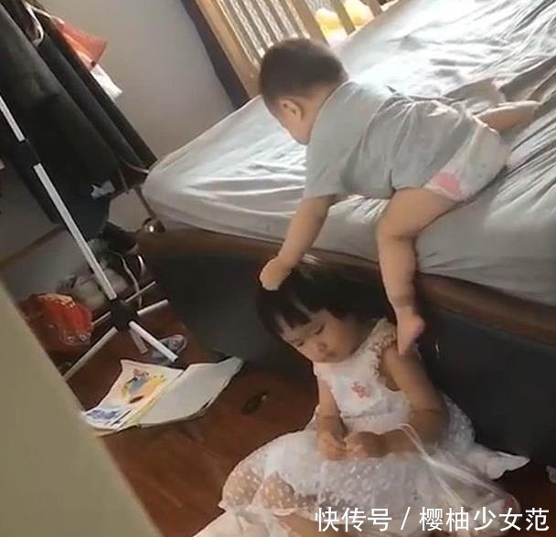 大宝们|床太高,弟弟下不来,姐姐甘心给弟弟当“垫脚石”,妈妈被暖哭