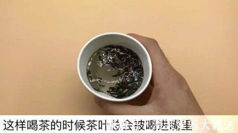 把一次性纸杯底部扎了几个小洞，太厉害了，家里来客人都夸聪明！