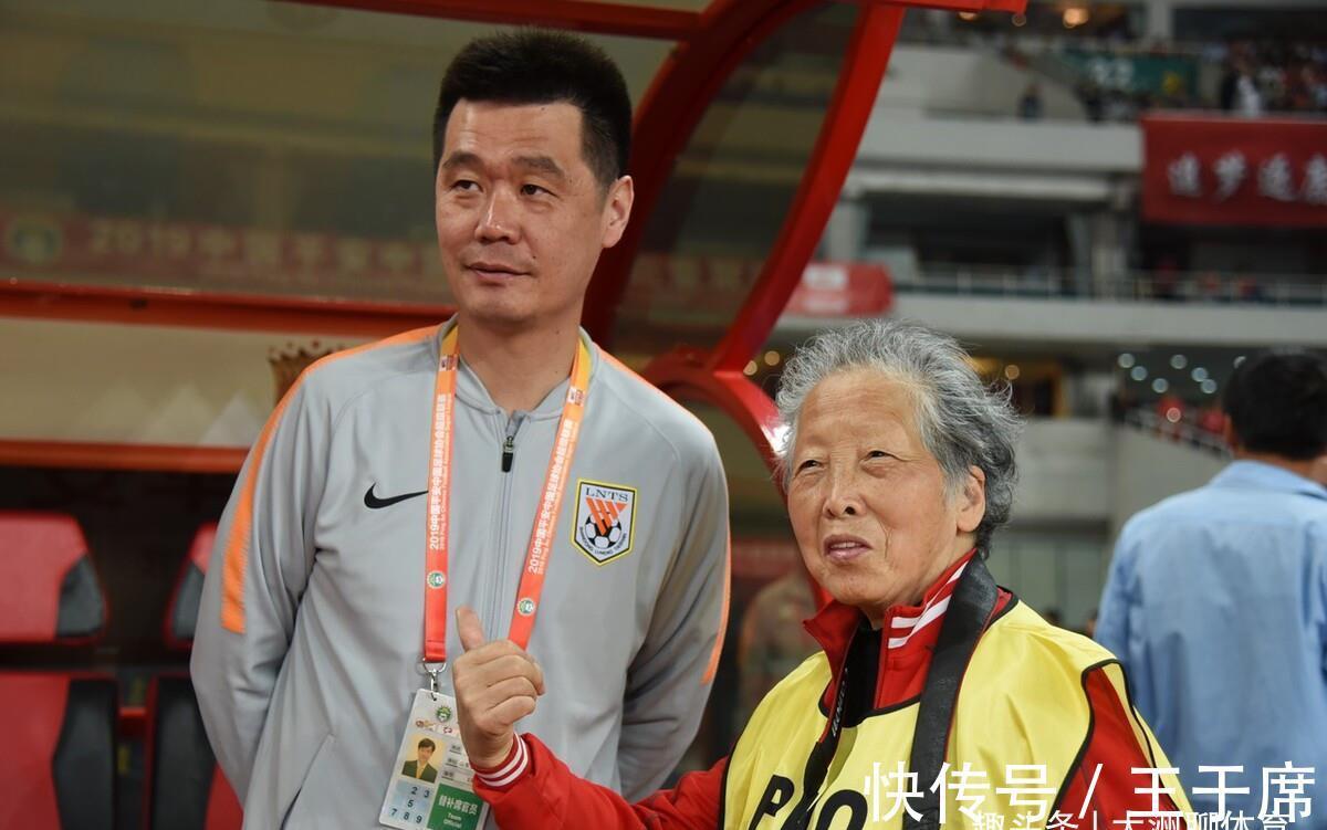 李铁|厉害了!李霄鹏决定引起争议:前国足翻译“站出来了”,发文痛斥
