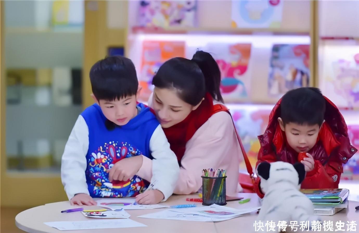 孩子|“毁口红”火了?小学生和中学生先忍了,看到大学生操作:土豪吧