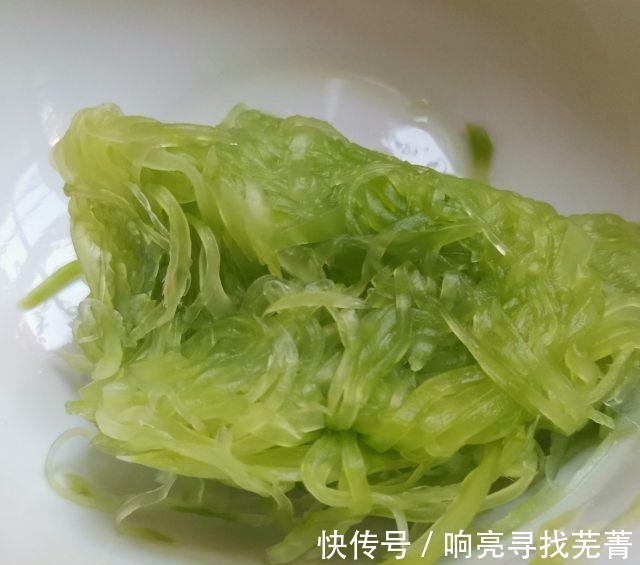凉拌莴笋丝|凉拌莴笋丝，脆脆的，适合炎热的夏天！