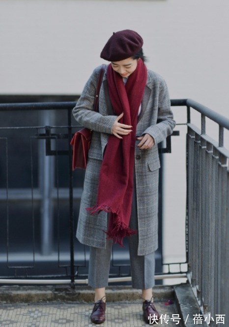 穿搭 有品位的女人,冬季都在穿“大衣+西装裤”,颜值不高也能显气质