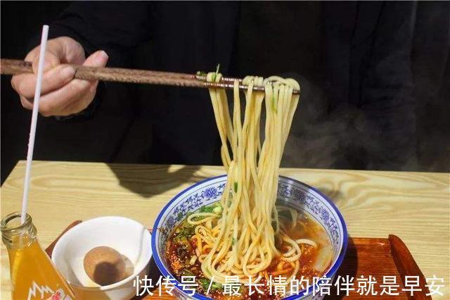 犯错|孙子生气打翻面条,奶奶却不让服务员收拾,之后的话让人肃然起敬