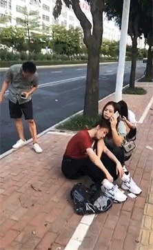 |搞笑GIF趣图你们人类都说生孩子难,养孩子难,为啥我就不觉得!