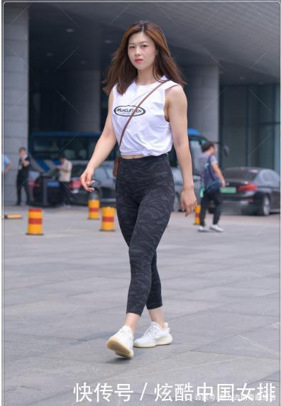 无袖白背心搭配黑色健身裤，清新自然，充满活力