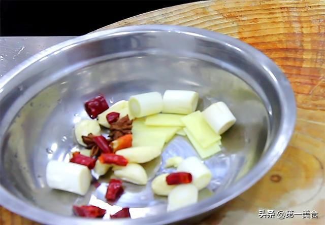 鲜嫩|家常红烧鱼很多人都不会做，厨师长教你小技巧，鲜嫩多汁，外皮酥