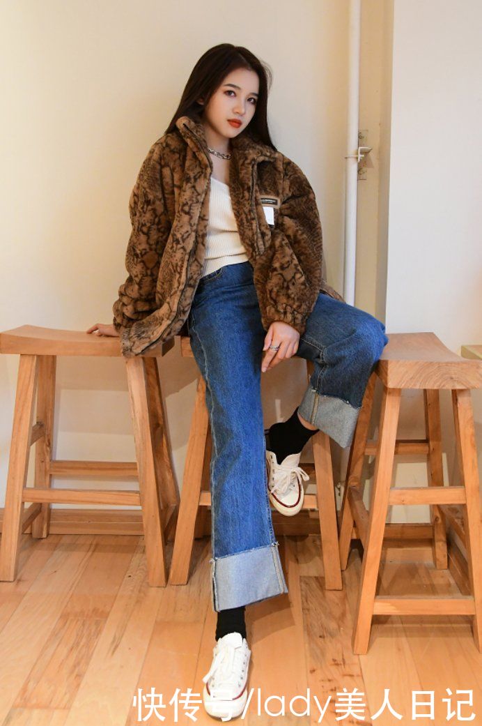  白色|冬日牛仔裤的穿搭灵感get，宽松裤腿的版型，真复古又显瘦呀