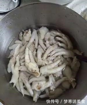 超级好吃的“香辣蒜香凉拌爽脆鸡脚”是怎么做的详细教程在这里!