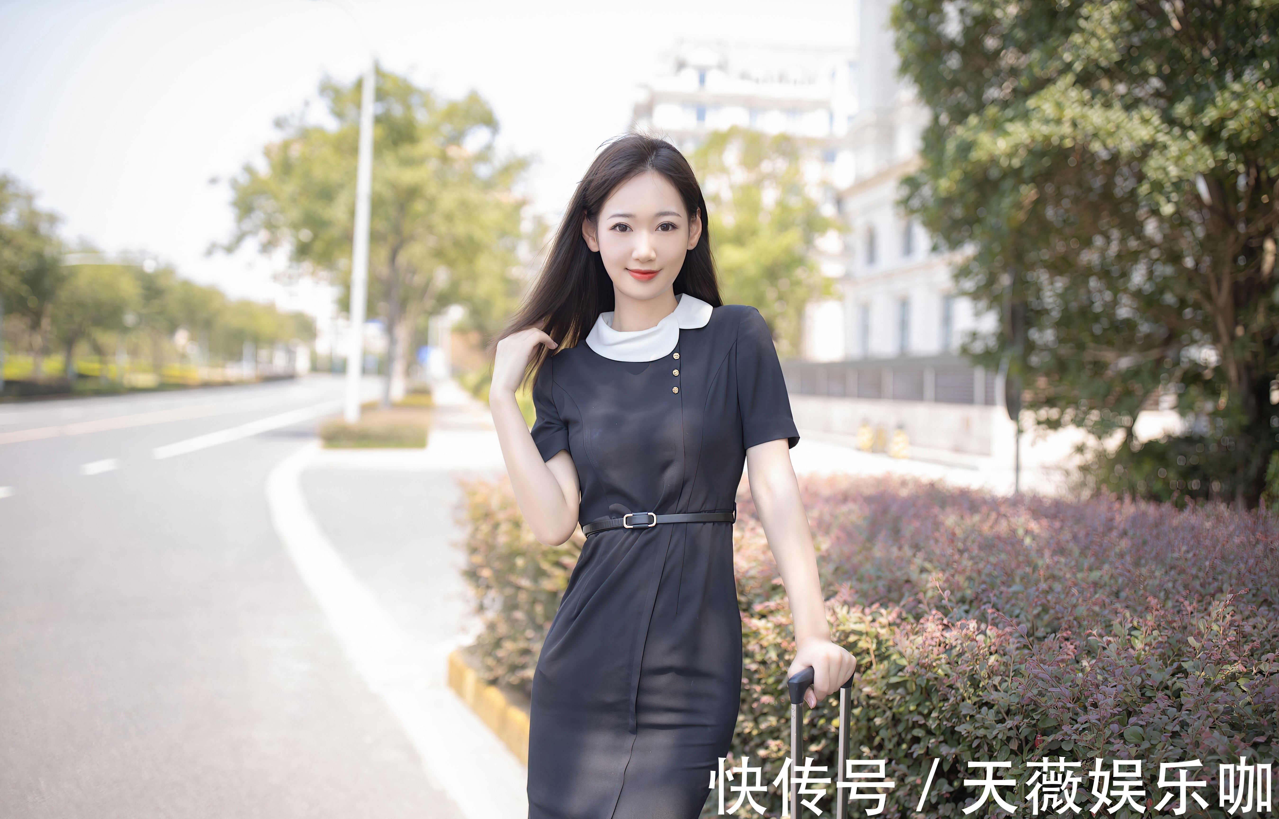 高跟鞋 笑容甜美的黑色连衣裙美女，搭配一双黑色高跟鞋更是婉约大方