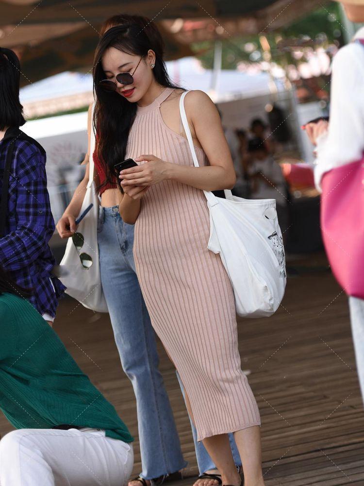 搭配 美女脚上搭配一双优雅的尖头高跟鞋,走在路上就是一道迷人的风景