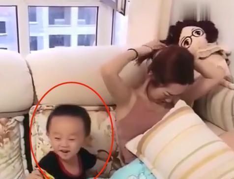 张妈|23岁姐姐打不过3岁弟弟,姐姐向妈妈哭诉,弟弟却一脸不屑