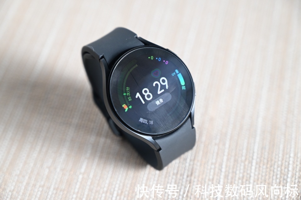 G做工精巧的腕上多面手，运动健康功能是亮点，Galaxy Watch4上手