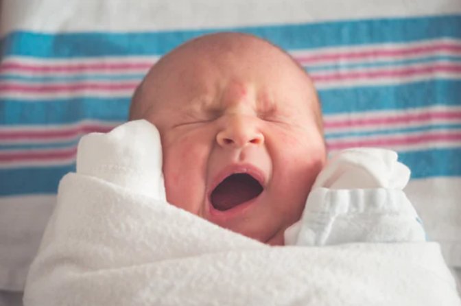 婴幼儿出现“秒睡”不是好事，会影响智商和身体发育，中招及时改