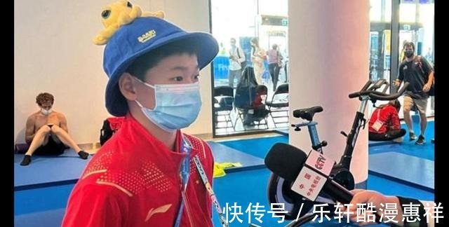 中国游泳队|全红婵安全回国,全程低头玩手机,已经向家人报平安,满载而归