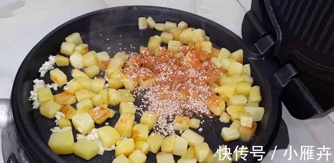 土豆又出新吃法，教你简单一做，比干锅土豆做法简单，比薯条好吃