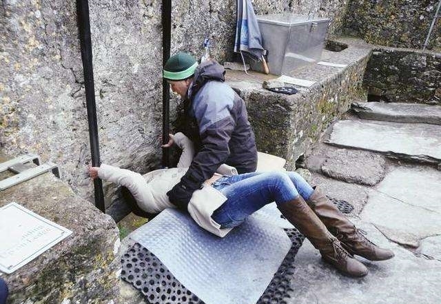 最脏|世界上最脏的石头, 每年40万人亲吻, 姿势真让人尴尬