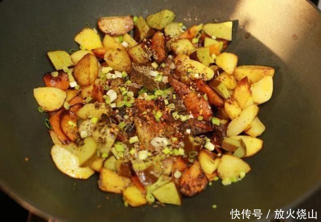 豆干|这才是土豆最过瘾的吃法，鲜香美味一口一个真好吃，做法还简单