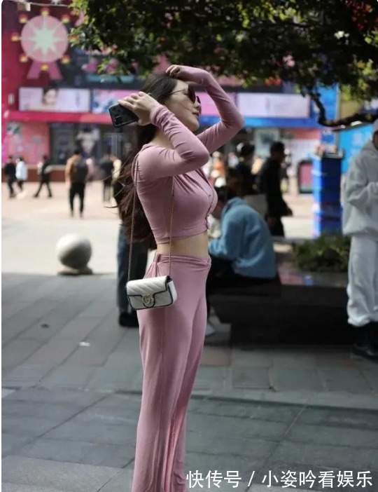套装 粉色的瑜伽服套装时尚、简洁,搭配高跟鞋走在街上显得优雅迷人