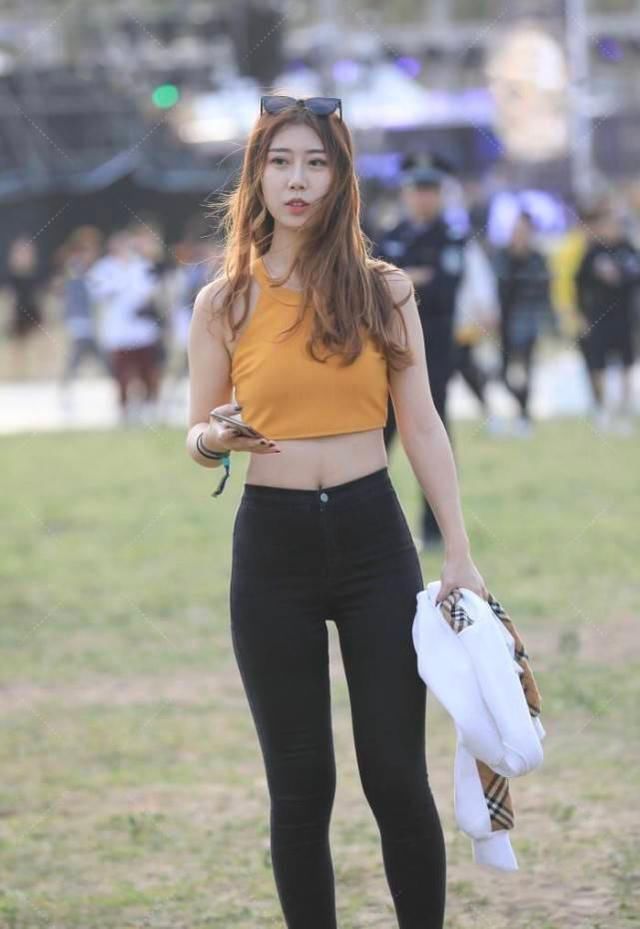 牛仔裤 牛仔裤搭配紧身上衣满满的运动风,从发色到炫腹设计展现轻熟气质