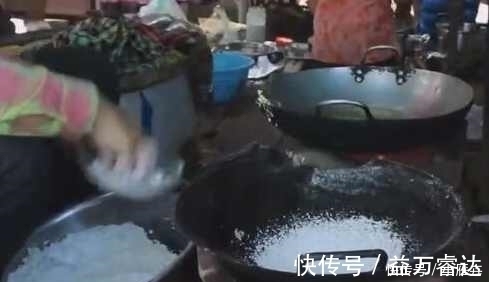 农村大姐烙饼不和面,把“面粉”洒在锅里,20秒后顾客看蒙了